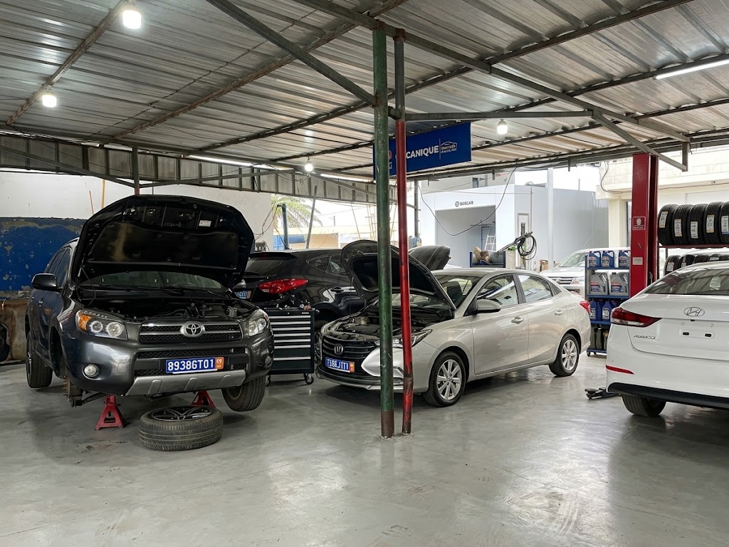 L'atelier UNIVERS AUTO avec plusieurs véhicules en réparation