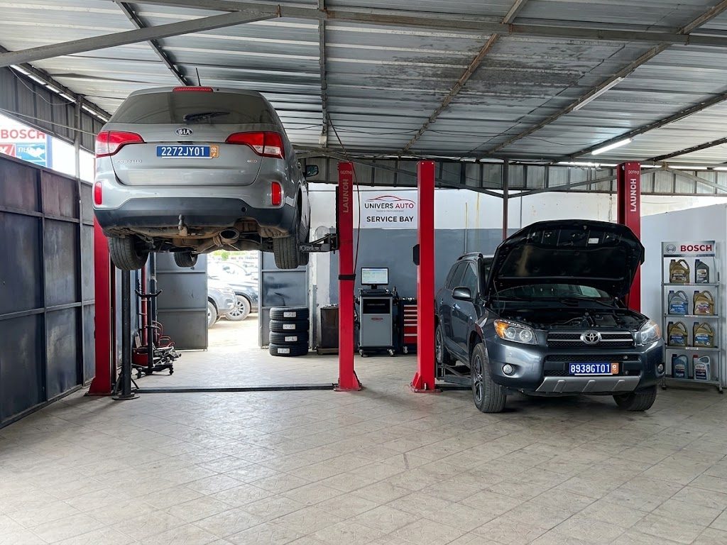 Véhicules sur pont dans l'atelier UNIVERS AUTO